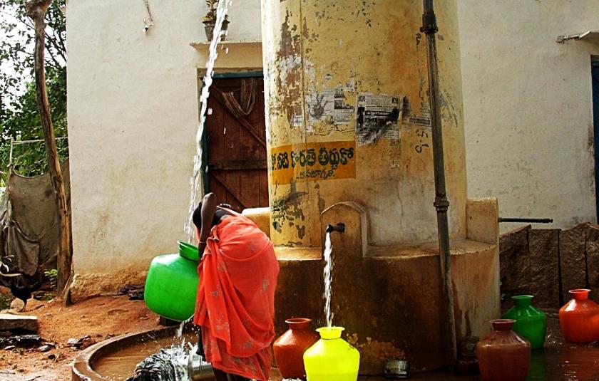 women gathers water