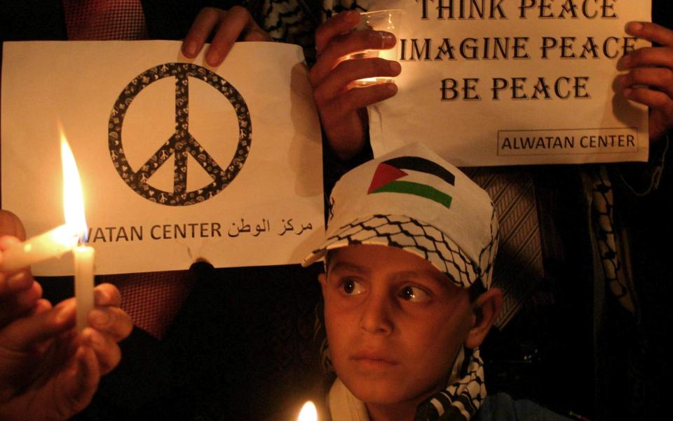 MENA_Palestine 2009 child with peace signs.jpg