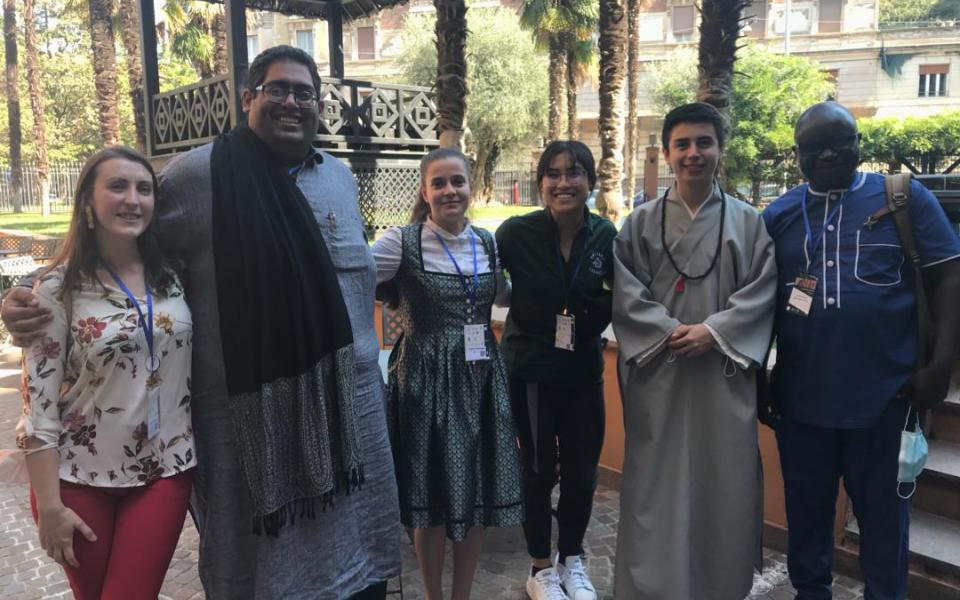 Picture: 6 young people stand in a row, these are the participants of the G20 Interfaith Forum